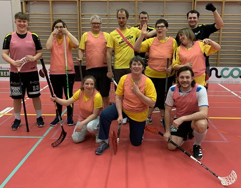 Die Gruppe trägt rosa Tricots