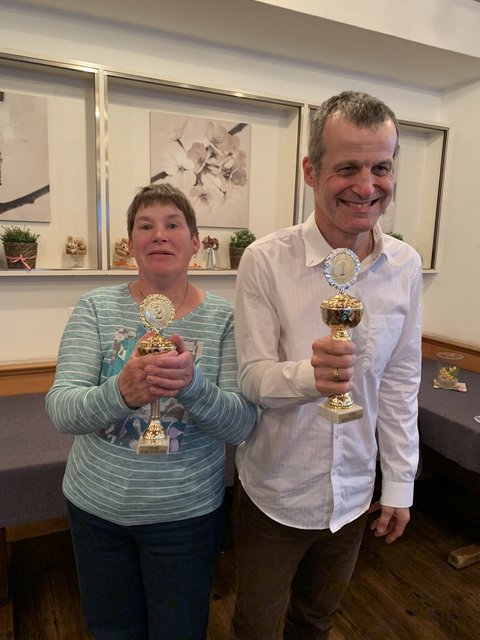 Doris und Daniel mit dem Pokal