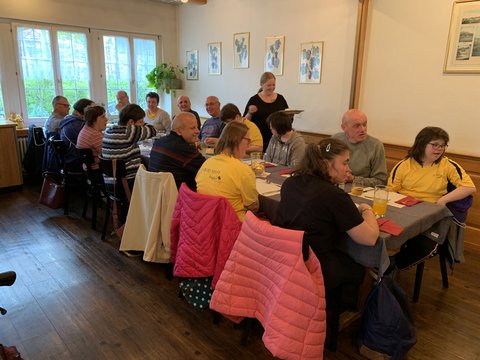 Gruppe wartet auf das Essen