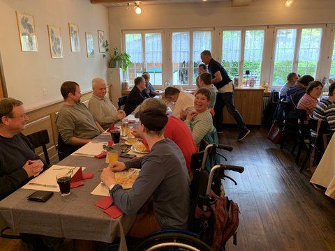 Gruppe wartet auf das Essen