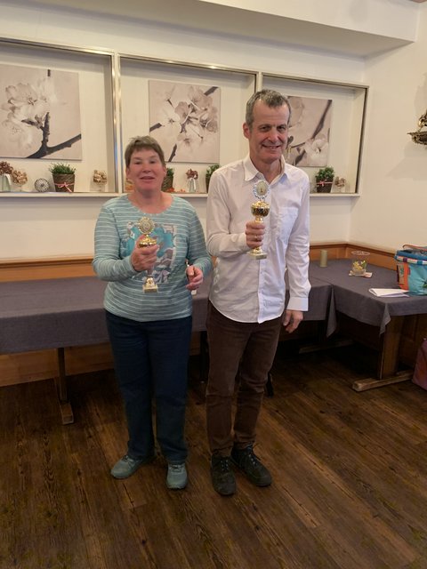 Doris und Daniel mit dem Pokal