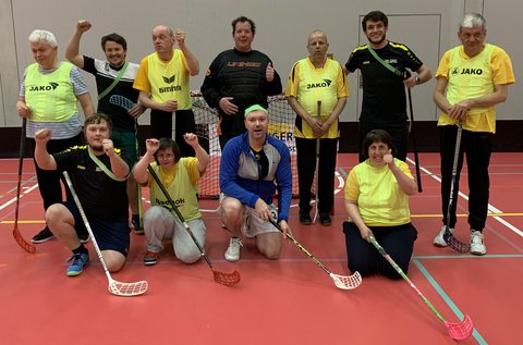 Die Gruppe trägt gelbe Tricots