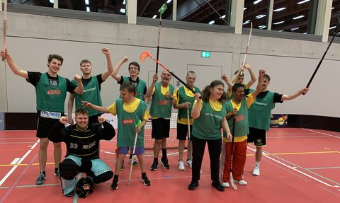 Die Gruppe trägt grüne Tricots